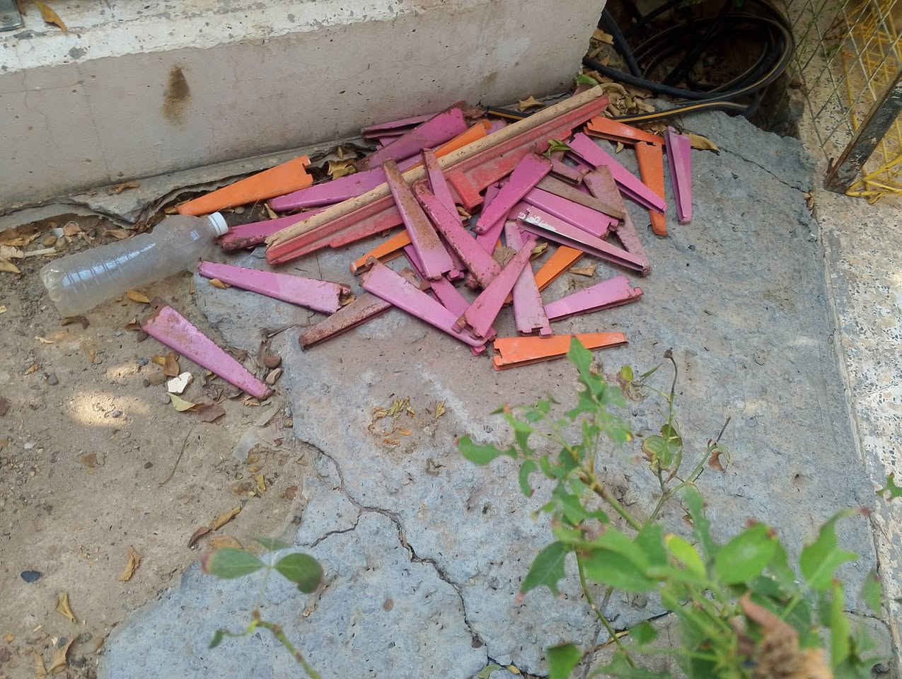 رفوف • للبيع