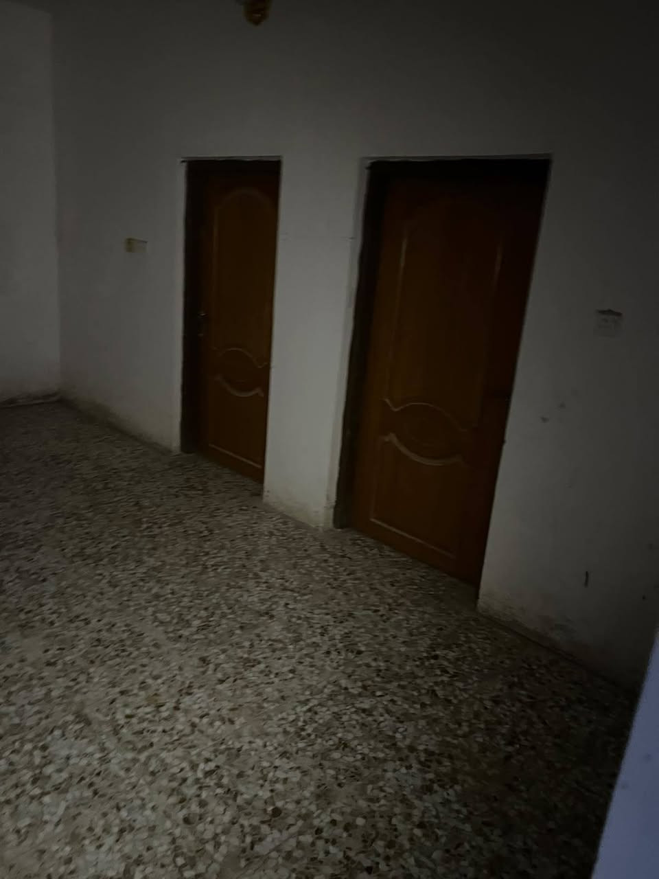 زين القوس شارع سيد يعقوب خلف أسواق الزاملي 
مساحته 200م 
طابقين 4 غرف فوك وغرفتين وصاله واستقبال جوه 
يحتوي على حديقه وطارمه 
غير مرهون وغير محجوز 
***********

السعر 175 قابل للتفاوض
