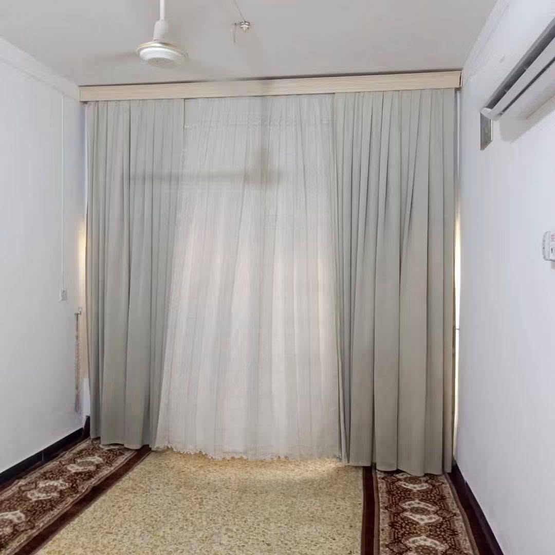 السلام عليكم بيت ١٠٠م للبيع طابق واحد يحتوي على صاله ومطبخ وحمام وهول وغرفة شارع ١٠٠ طابو زراعي بسمي 
‏‪***********‬‏
