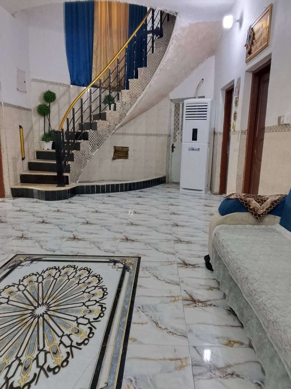 دار للبيع طابو زراعي سند 25
مساحة 200 بحي المرتضى 
طابقين الطابق الارضي 

استقبال 7×4  
صالة 9×4
غرفة نوم 5×4 مطبخ 5×4
مجمع صحيات مناور عدد 2
كراج سيارة صحيات خارجية 

الطباق الثاني بناء بلوك  يحتوي على غرفتين نوم  ومجمع صحيات 
السعر 95 وبي مجال للاستفسار
اتصال ***********
