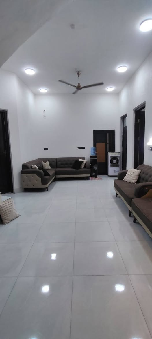 سلام عليكم بيت طابقين طابوزراعي سند 25
مساحته 156م
طريق ام عواد شارع رقم 6 شارع 10م
بناء سنة 2025
بناء طابوق الطابق الأول كونكريت والطابق الثاني عكاده 
يحتوي الطابق الأول على استقبال وصاله ومطبخ وغرفه ومناور ومجمع صحيات داخل و خارج 
الطابق الثاني يحتوي على غرفتين وصاله 
السعر 140وبي مجال بسيط
اتصال ***********

