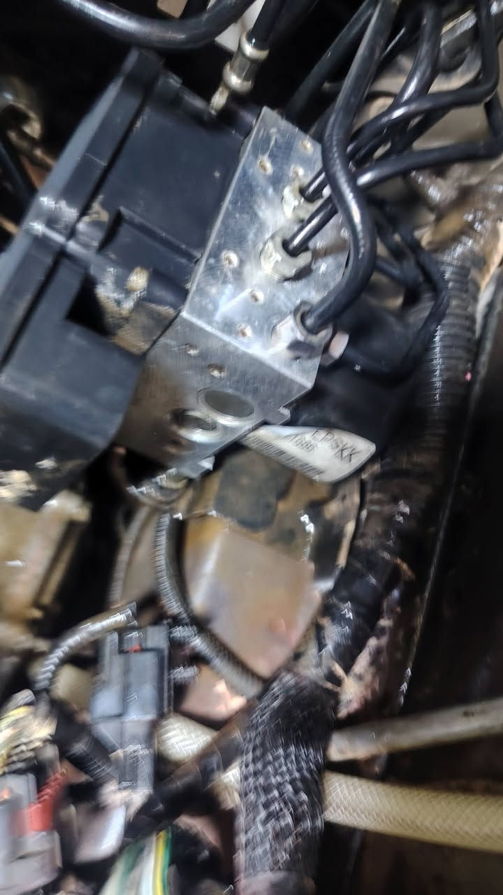 🔧 استبدال منظومة ABS ومعالجة انغلاق المكابح الخلفية 🚗

تم بحمد الله إنجاز العمل بالكامل ✅

🛠️ استبدال منظومة ABS
🛠️ معالجة مشكلة انغلاق المكابح الخلفية
🛠️ غسل وتنظيف منظومة البريك بالكامل
🛠️ استبدال سائل الفرامل DOT 3
🛠️ فحص المنظومة والتأكد من عملها بصورة صحيحة

🔹 شنو هو الـ ABS؟
نظام ABS (Anti-lock Braking System) هو نظام يمنع انغلاق العجلات أثناء الفرملة القوية، ويساعد السائق على الحفاظ على السيطرة على السيارة وتوجيهها بشكل أفضل أثناء التوقف المفاجئ.

✅ شغل وفحص بدقة
✅ استخدام سائل فرامل مناسب
✅ معالجة السبب وليس فقط إطفاء لمبة العطل

📍 ورشة أنور سوزوكي وإكونوكس
كربلاء المقدسة – الحي الصناعي – الأبلوك الثاني – شارع السايدين – سايد الدخول
📞 ***********
📞 ***********
