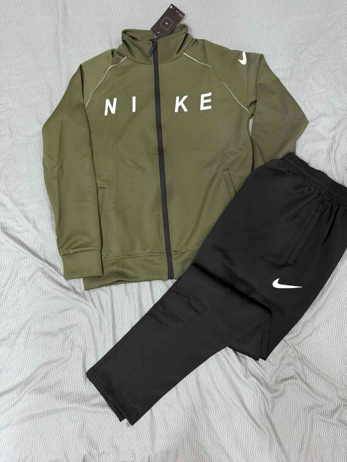 🔥وصل تراك شتوي خامة فول الفول ع الفحص 
🔥القياسات L,XL,XXL,XXXL
🔥سعر المفرد 30 الف والجملة 23 الف 
🔥عروض ما قبل الموسم 
🔥للحجز واتس *********** او خاص 
🔥يوجد توصيل لكل العراق ب5
