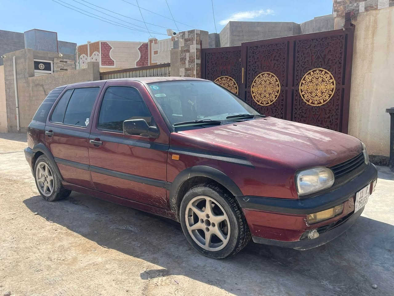 السلام عليكم سياره كولف موديل 1993 محرك 0.8 كير اوتماتيك محرك وعقل وضفيره جدد قبل فتره شديتهن كير اوتماتيك الكير شرط لا عته ولا تاخير  فلتر  ودهن الكير  اصلي بدلت قبل شهر سياره معمر بيها دوسات جوه لباب فقط دشبولها كله شغال من كيجات واضويه داخلها جديد عندي قماش قماره شويه نازل من جنطه  سياره قطره خياس ما بيها و تبريد بدلت بور برن كمبريسر وراح الغاز شرط بس تشحنه سياره بيها جلح بل قماره وبنيد رقم دولي باسمي سعر 45 وبيها للعلم سياره حتى ما غاسلها مبينه بصور رقمي *********** حسين او مراوس
