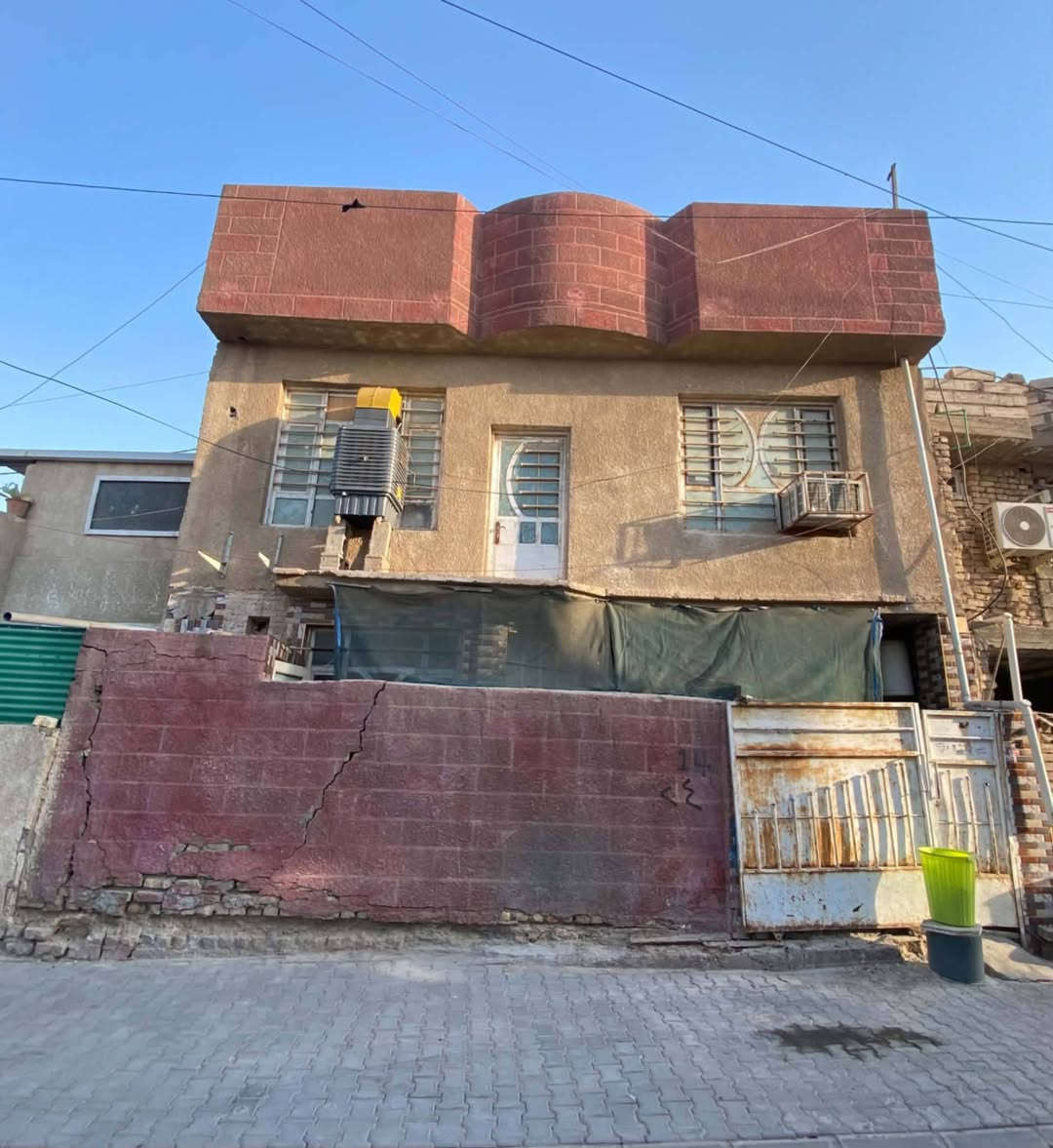 دار للبيع الدوانم شارع البودراج ثاني فرع ع اليمين
مساحه البيت ٨٧ متر 
البيت طابوك وليس بلوك 
البيت قاطين كامل 
السطح شتايكر 
الطابق الثاني غرفتين نوم + حمام 
الطابق الاول صاله مطبخ غرفه حمام 
البيت كامل سيراميك كاشي 
خطين كهرباء وطنيه 
ربط ماء اساله ع الخط الجديد 
البيت جاهز بي بعض الملاحظات البسيطه 
سعر البيت ٩٠ مليون او بي مجال بسيط جداا 
رقم صاحب البيت  انا مكلف بنشر 
*********** ابو عباس
