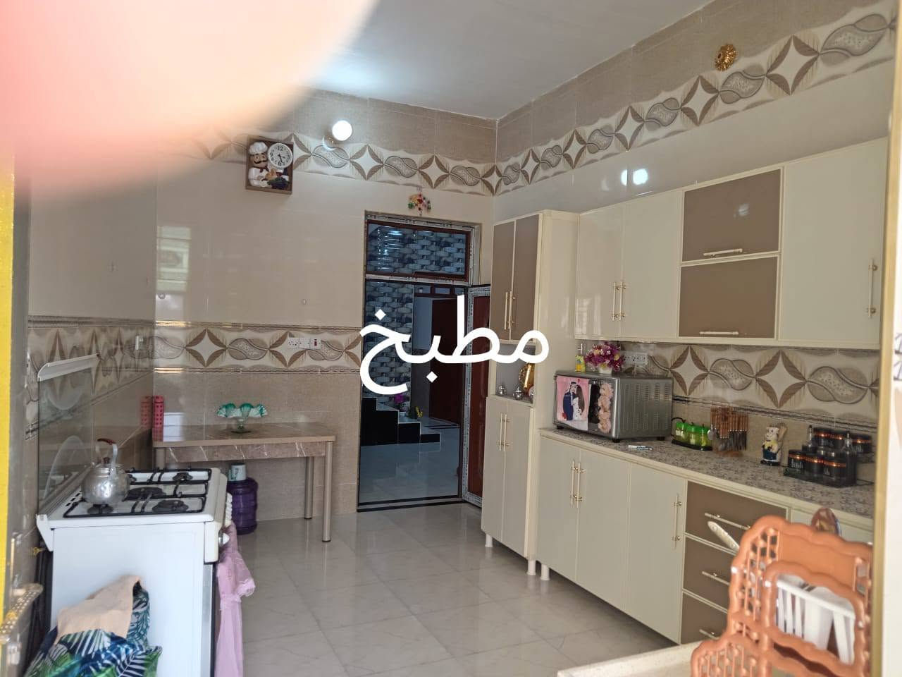 السلام عليكم عندي بيت للبيع مساحه 300 متر كامل من كلشي بناء حديث بي غرفتيت وصاله واستقبال وهول ومطبخ وكندور حمامات داخليه وخارجيه وكراج وحديقه  مرتب  العنوان حي الاكراد اتصل ودلل ***********
