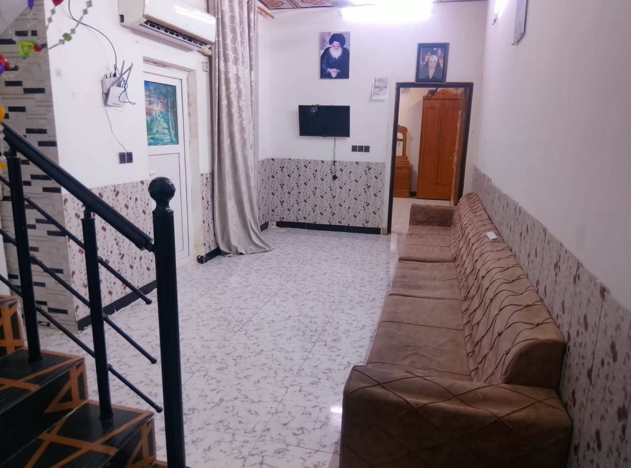 بيث  100 متر البيع  مكانه بلنجف شارع كربلاء طريق ياعلي عامود 176 مشمول بتطويب البناء طابوك صب كونكريت سقوف ثانيويه شوفت العين بنيان درجه اولا الاستفسار  اكثر ع رقم *********** وتساب بسعر مناسب جدا بيع مستعجل البيت قريب ع شارع العام ويصلح ستراحه الزوار
