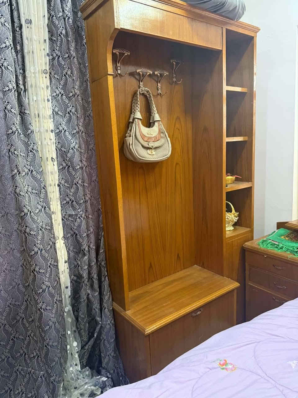 غرفه اخشاب • ٦ أبواب • للبيع