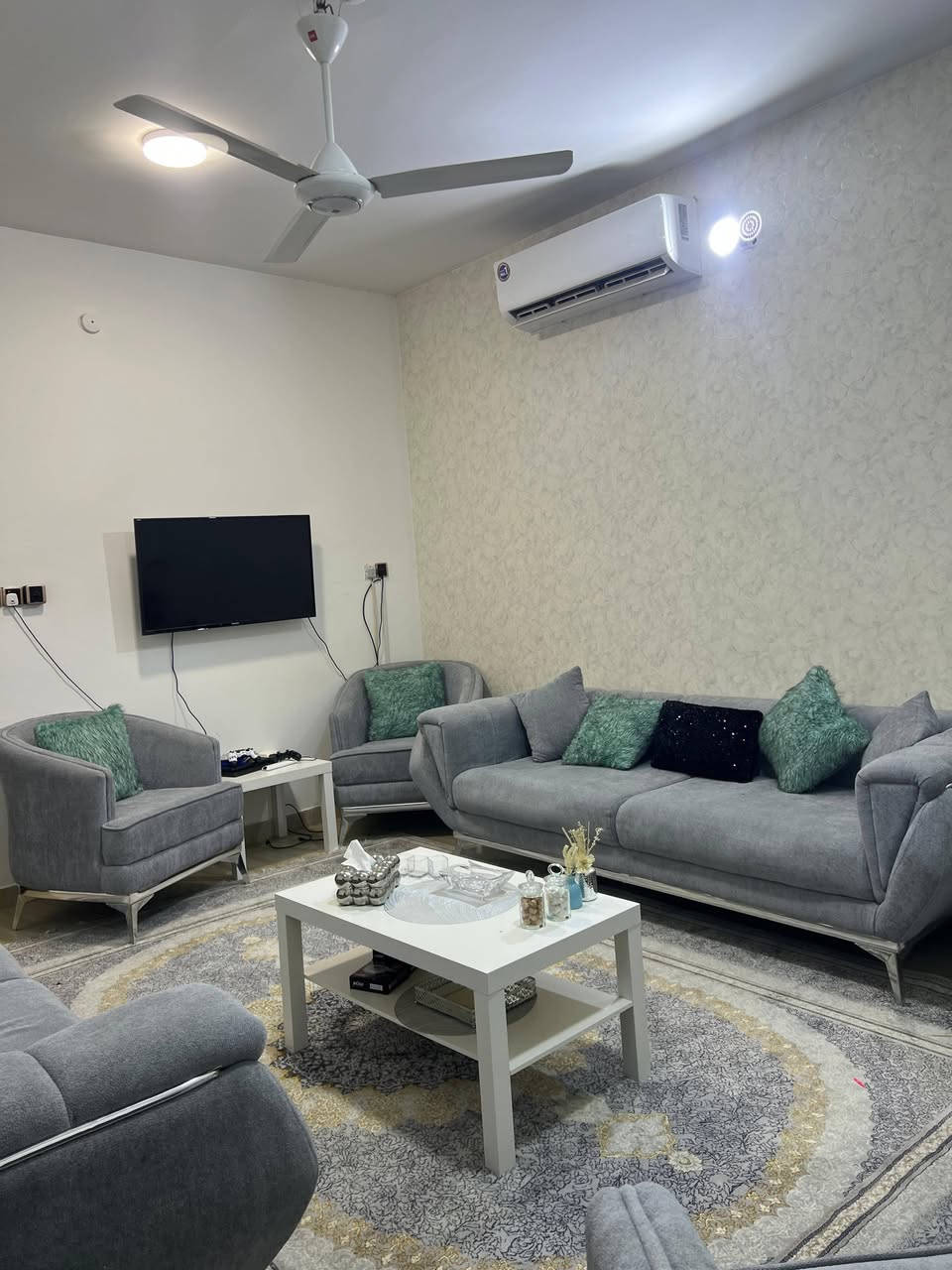 دار للبيع في مجمع الفاروق 1 المرحله الأولى مساحته 200م طابقين الطابق الأول غرفتين وصاله وديوانيه ومطبخ وحديقه وحمام 
الطابق الثاني غرفتين وصاله وحمام السعر 175مليون قابل للتفاوض للاستفسار الاتصال على الرقم ***********
