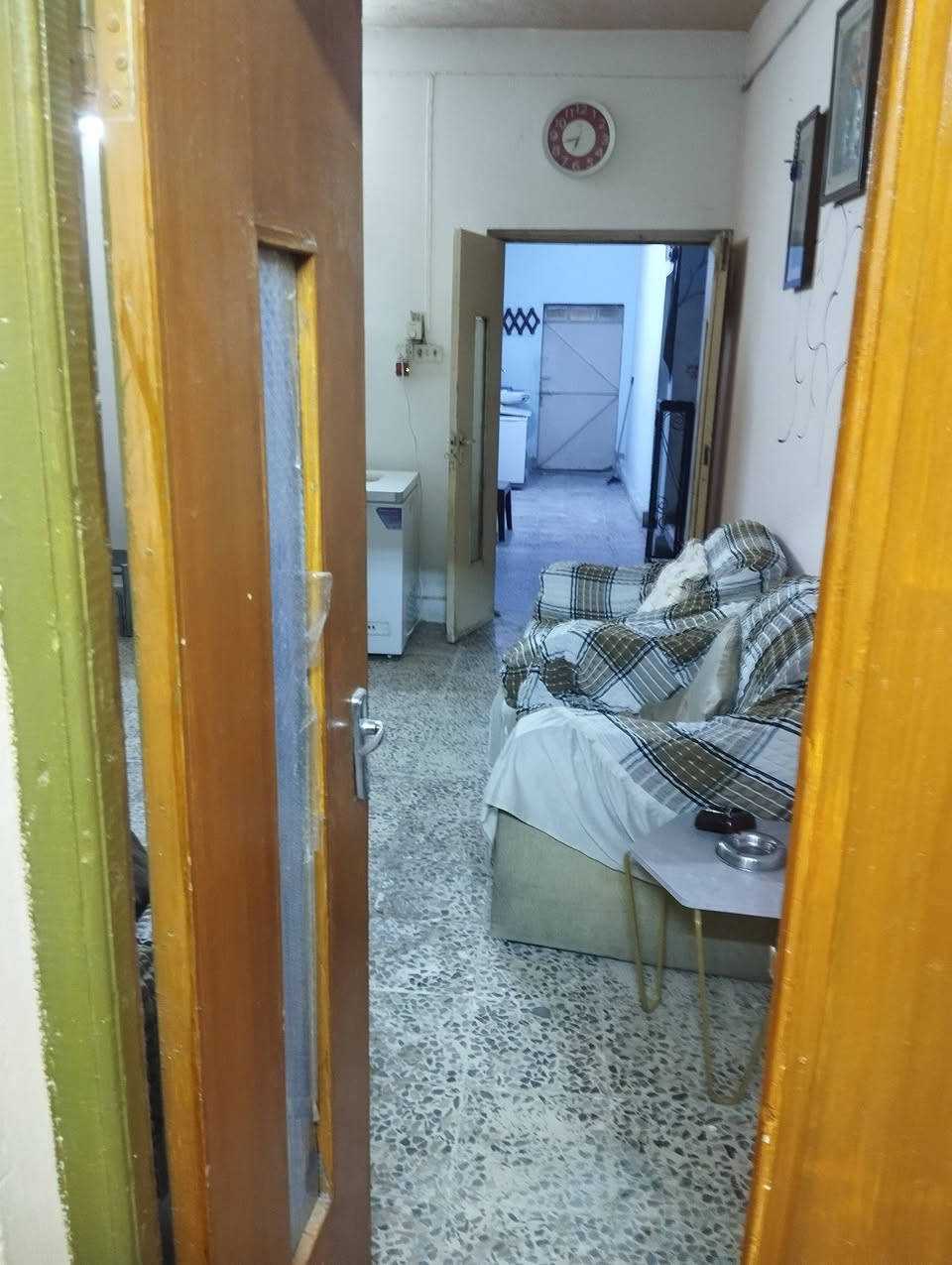 بسمه تعالى
السلام عليكم 
الدار للبيع 
المساحة 240 متر مربع 
العنوان. الجمعية من جهة شارع 60 مقابل محلات أبو ميثم الكلابي للإنشاءيات 
يحتوي الطابق الارضي على إستقبال و هول و غرفة و مطبخ و صحيات خارجية و داخلية أما الطابق الثاني يحتوي على ثلاثة غرف نوم . احداهن بصورة غير جيدة 
السعر 132 مليون و قابل للتفاوض 
للاستفسار اكثر الاتصال على الرقم *********** أو ***********
@إشارة
