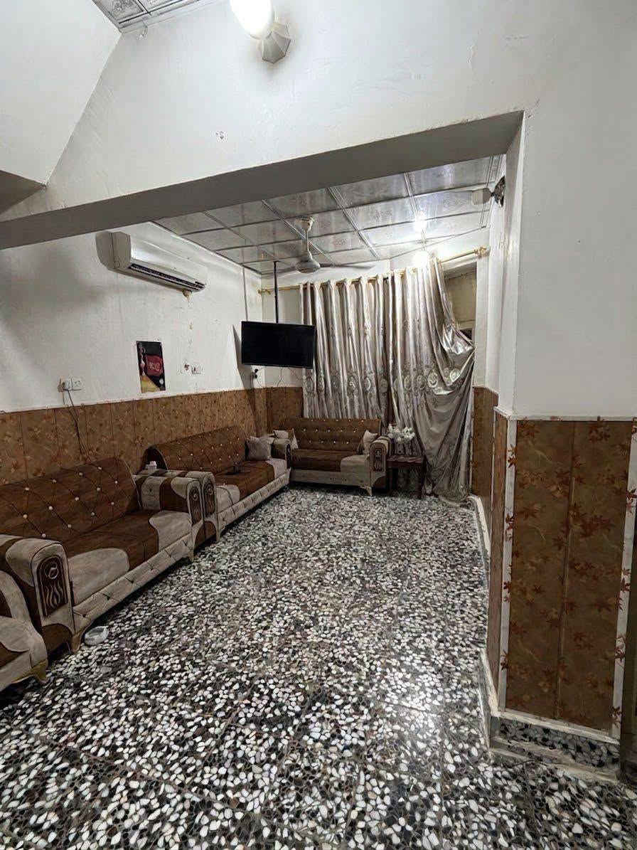 طابو ملك صرف للبيع
ألسعر 77 مليون قابل للتفاوض 

المساحه 60 متر  طابقين بناء ممتاز ودرجه أولئ 

🏗️ البناء: طابوق  جمهوري

🏠 الأساس والسقف: صب كونكريت مركزي 

مواصفات البيت طابقين الطابق الاول يحتوي علئ

✅ أستقبال وصاله ومطبخ وحمامات

الطابق الثاني يحتوي  

✅ غرفتين نوم عدد 2+ صاله +حمامات 

✅ صحيات 🚿

الخدمات المتوفرة:

🔹 ماء 💧

🔹 كهرباء ⚡

مولده 
🔹 شوارع تبليط 

مدارس قريبه 

📍 الموقع: النجف – حي ميسان، منطقة أل 48

📜 طابو ملك صرف

📞 للتواصل: ***********
