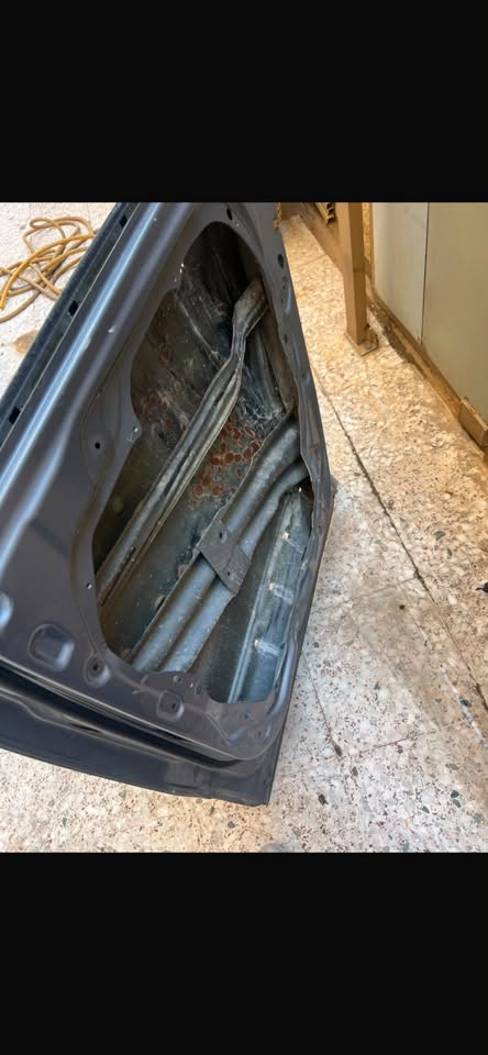 سلام عليكم للبيع باب خلف السائق معمرة ومصبوغة وأنا بدلتها اباب بلادي جانت مشدودة بسيارتي سعر 100 ألف قفل للاستفسار ***********
