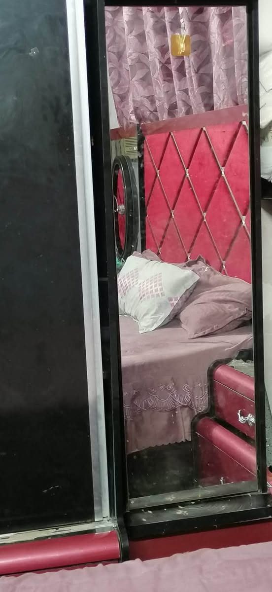 غرفه نوم نضيفه وقويه كلش 
 مفتوحه يعني مفصخها بل الارض
سعرها 300 الف بيها مجال للمحتاج 
مكاني البصره المعقل
***********

