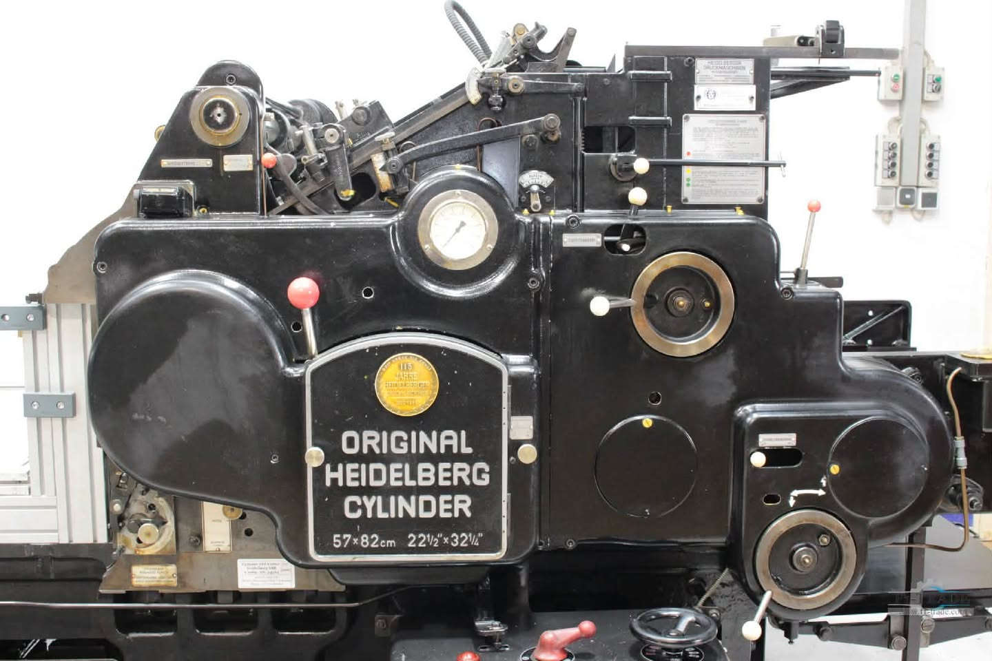 Original Heidelberg Cylinder الألمانية الغنية عن التعريف، موديل SBB.المقاس: 57×82 سم (22.5 × 32.25 بوصة).الاستخدام الحالي: تكسير، ريجير، وقص بدقة وضغط عاليين (تصلح لإنتاج علب الكرتون والتغليف الصناعي).الحالة: الماكينة بحالة ميكانيكية ممتازة، وتعمل بكفاءة عالية، بكامل أجزائها الموضحة بالصور.المعاينة: الماكينة جاهزة للمعاينة والفحص والتشغيل التجريبي في المطبعة قبل الشراء.الماكينة معروفة بقوتها وقدرتها على تحمل ضغط العمل الشاق ومطلوبة جداً في السوق. للجادين فقط، يرجى التواصل عبر الرسائل الخاصة أو الاتصال على الرقم: 
[ ***********].
