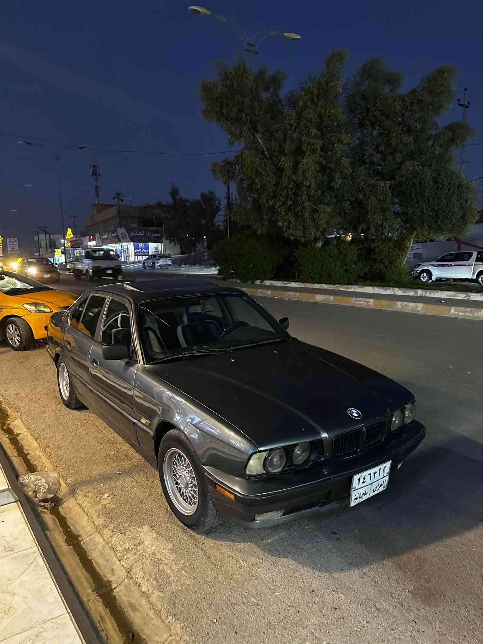 بي ئیم مۆدیل ١٩٩٢
بیلاد ٥٢٥ کەپس تۆماتیک
پێش پانە جام کارەبایە سوکان ایرباگە فۆرمیکایە..
رەقەم سلیمانیە بەسەر چووە بەشەرت بەناو کردن و غەرامە (٢ وەرەقە و نیوی تیایە ایدەمەوە)
گێر و مەکینە و تاخم پیشی بەشەرت زۆر بي عەیبە
لیدانی جاملج دواوەی هەیە کەمی سەقفەکەی معجونە برانەوە وەرگەران بەشەرت
لە کرکوکم سعری ٤٠ وەرەقە مجالی برایانەی تیایە موشتەری تلفون بکە
*********** كركوك, العراق
