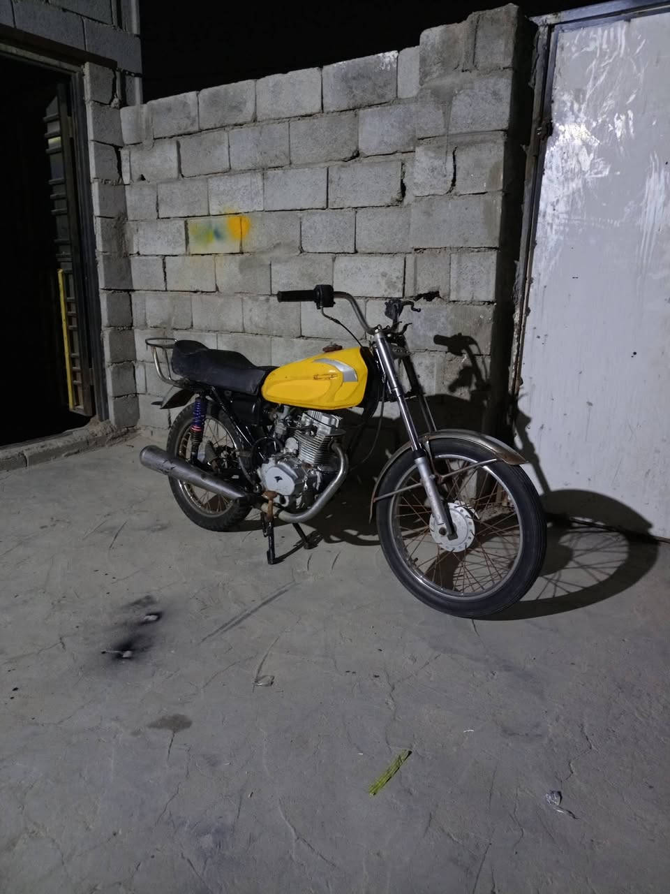سلام عليكم دراجه للبيع مكينه نضيفه لا نضوح ولا صوت ولا تبخير دراجه جاهزه شغل وطلع ما بيها نقص شلع ابيع مستعجل سعر 200 مكاني خور زبير ***********
