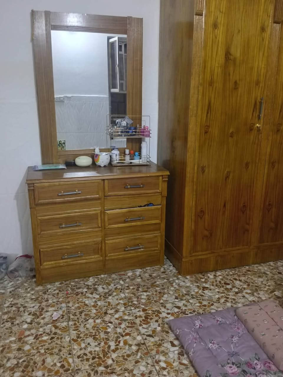 ‏غرفة صاج سويتها قبل شهر تفصال بعدها جديدة سعر مناسب وهذا تخم ثمانية  مقاعد عنوان بغداد الغدير اللي يريد هم يدخل خاص لو يتصل على هذا الرقم *********** بي وتساب
