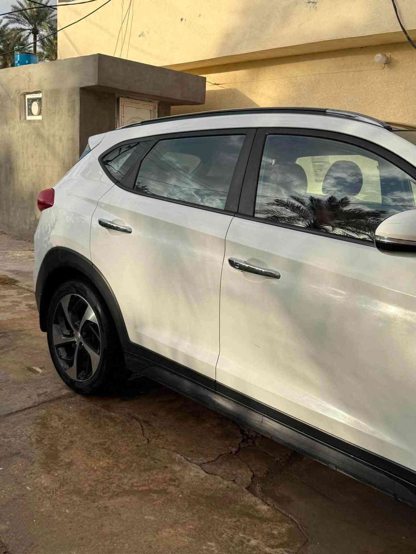 ✨ للبيع: هيونداي توسان 2018 ✨

🚗 المواصفات العامة:

 الموديل: 2018

 اللون: ابيضّ 

 المحرك: 2000 

 المسافة المقطوعة:150،000 كيلومتر 

 سعة المقاعد: 5 راكب

💎 الميزات والمواصفات الإضافية:

 تبريد قطعتين (ثلج ما شاء الله) ❄️

3 وضعيات قيادة مختلفة (Drive Modes) ⚙️

نظام تثبيت السرعة (Cruise Control) 🚀

 تحكم كامل من المقود (تحكم ستيرن) 🎛️

 نظام تحديد المسار والحفاظ عليه 🛣️

  إضاءة أمامية وخلفية عالية الكفاءة 💡

  والعديد من المواصفات المميزة الأخرى...

🔍 حالة السيارة والضرر:

 صبغ قليل تحت الرقم الخلفي وتحت باب البانزين فقط (مع سونار بتاريخ امس)

  خالية من أي ضرر في الدواخل وبدون خروج أي إيرباك (سليم 100%) 💯

 السيارة جاهزة بالكامل ومسرفسة بدون أي نقص، شغل وتوكل على الله 🏎️💨

💵 السعر: 155 ورقة 

📍 الموقع: بغداد

📞 للتواصل والاستفسار:***********

📞 للتواصل والاستفسار:***********

نص مكتوب في الصور:
- 6:43 م