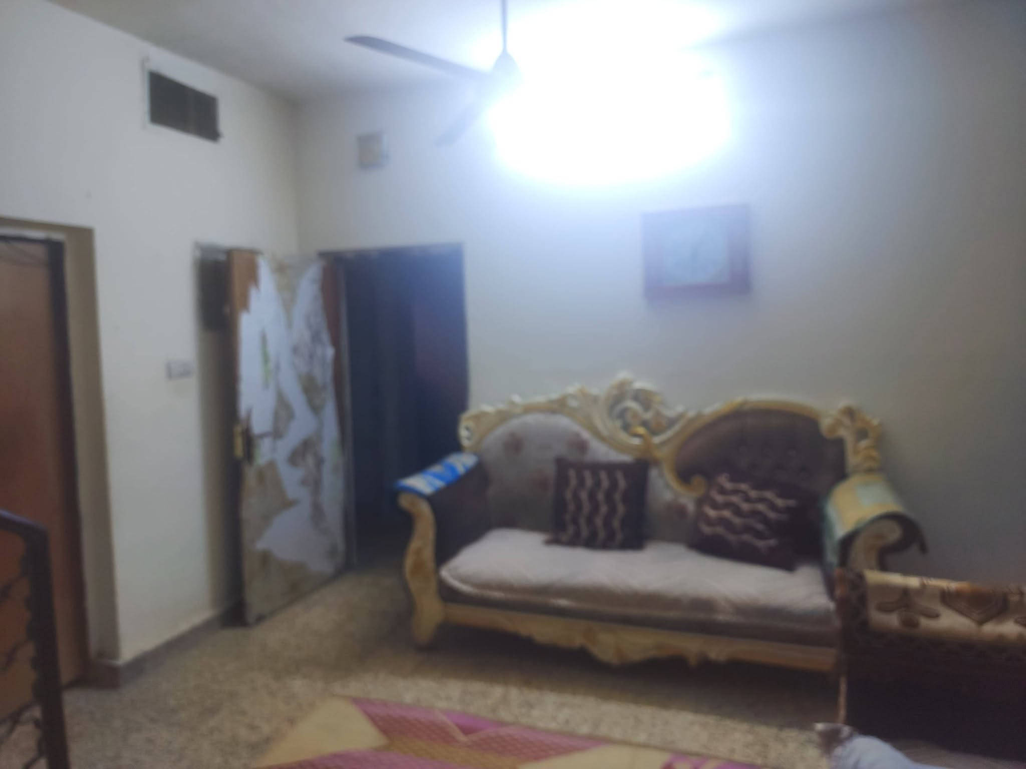 بيت للبيع في حي الجهاد الخارجيه مربع النخيل 
المساحه:200م
يحتوي البيت على:3 غرف 🛏️/3حمامات🛁/صاله واسعه / وهول / ويحتوي على منضومه تبريد مركزي مجرد تصليحات بسيطه وترجع تشتغل / وبلكونه 
للتواصل والاستفسار:***********
