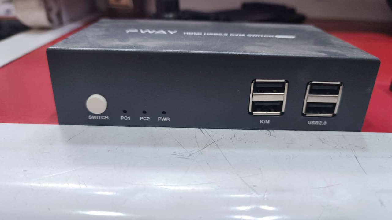 أجهزة KVM Switch جديد امزون لربط حاسوبين بشاشتين (مع ضمان التجربة)
الوصف

السلام عليكم ورحمة الله و
متوفر أجهزة KVM Switch أصلية بحالة ممتازة وجديدة (امزون) تتيح لك ربط حاسوبين بشاشتين مع كيبورد وماوس واحد والتنقل بين الحاسوبين بضغطة زر واحدة.
 الأجهزة المتوفرة ومواصفاتها:
1️⃣ جهاز PWAY (موديل HDMI):
المنافذ: منافذ HDMI بدقة تصل إلى 4K.  
الوظيفة: ربط حاسوبين بشاشتين مع منافذ USB للماوس والكيبورد.  
التغذية: يعمل بكابل Micro-USB عادي (5V).  
2️⃣ جهاز Steetek (موديل DisplayPort):
المنافذ: منافذ DisplayPort عالية السرعة بدقة 4K @ 60Hz.  
الوظيفة: ربط حاسوبين بشاشتين ومزود بمنافذ USB 3.0 سريعة نقل البيانات.  
التغذية: يعمل بكابل Micro-USB عادي (5V).  

السعر (٣٠ الف) للقطعة وانطيك وياهن ١٠ كيبلات نقل ديسبلاي بورت وhdmi وكوابل طابعة وغيرهن بس يجن بدون كيبل تشغيل
