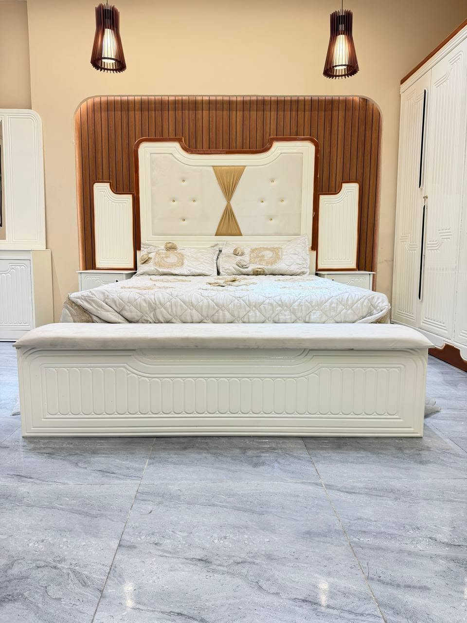 ✨ الفخامة والترتيب بتصميم عراقي أصيل! ✨
غرفة نوم صاج عراقي متينة بتصميم عصري وأنيق يضيف دفء وجمال لغرفتك.
مكونات الغرفة:
 * سرير ملكي: رأسية سرير منجدة بقماش مخملي ناعم مع تفاصيل خشبية أنيقة وبنچ أمامي منجد للتخزين والجلوس.
 * كوانتور (دولاب): أبواب سحاب/مفصلية مع مرايا طويلة وتقسيمات داخلية ممتازة تتسع لكل احتياجاتك.
 * ميز تواليت (تسريحة): مرآة واسعة مع أدراج وخزائن جانبية لمظهر مرتب وعملي.
 * كومودينات جانبية: بتصميم متناسق مع حواف خشبية دافئة.
 * شفنيرة (خزانة إضافية): مساحة تخزين ممتازة بتصميم ناعم.
💡 المميزات:
 * خشب صاج عراقي عالي الجودة يدوم لسنوات.
 * طلاء أبيض عاجي (Off-White) مقاوم مع لمسات الخشب الطبيعي.
 * مقابض مودرن سوداء تضفي لمسة عصرية.
🚚 الخدمات:
 * متوفر التوصيل والشد لجميع المحافظات.
 * للحجز والاستفسار: يرجى المراسلة على الخاص
