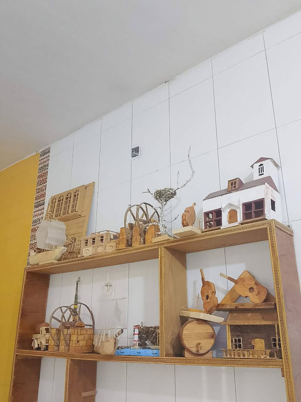 لمحبي الأصالة والديكورات اليدوية المميزة! أجدد لكم عرض مجموعة فريدة من التحف والمجسمات الخشبية المشغولة بدقة وعناية عالية لتضيف لمسة دافئة وأنيقة لأي مكان في المنزل أو المكتب.🏠 مجسمات بيوت ومنازل خشبية بتفاصيل هندسية رائعة.
⛵ سفن وقوارب شراعية مميزة لعشاق التراث والبحار.
🎻 آلات موسيقية خشبية (مثل الكمان/العود المصغر) .
🎡 ناعورة/ساقية ودواليب خشبية تراثية.
🚗 سيارات ومجسمات صغيرة مصنوعة بحرفية.
🪵 ديكورات وتفاصيل خشبية متنوعة (براميل، شجيرات)
✨ الحالة: ممتازة جداً ونظيفة.
✨ المادة: خشب طبيعي مشغول يدوياً.المكان: [بابل الحله منطقه ورديه
🚚 التوصيل: متوفر توصيل لجميع المحافظات / أو الاستلام المباشر.
💰 السعر: [كل قطعه وسعرها] (يوجد خصم خاص لمن يأخذ المجموعة كاملة).
📞 للطلب أو الاستفسار: يرجى التواصل عبر الرسائل الخاصة (دايركت) أو على الرقم: ‏‪***********‬‏

نص مكتوب في الصور:
- المنشورات khldjsmnzrh علاء التميمي . نعمة محرم
- المنشورات khldjsnzrh عِزف كمان على أوتار قلبك · Imane Rahma khldjsnzrh كمان خشبي سعر ١٥ الف فقط توصيل مجاني khldjsnzrh محمد عبدالجبار · البيت