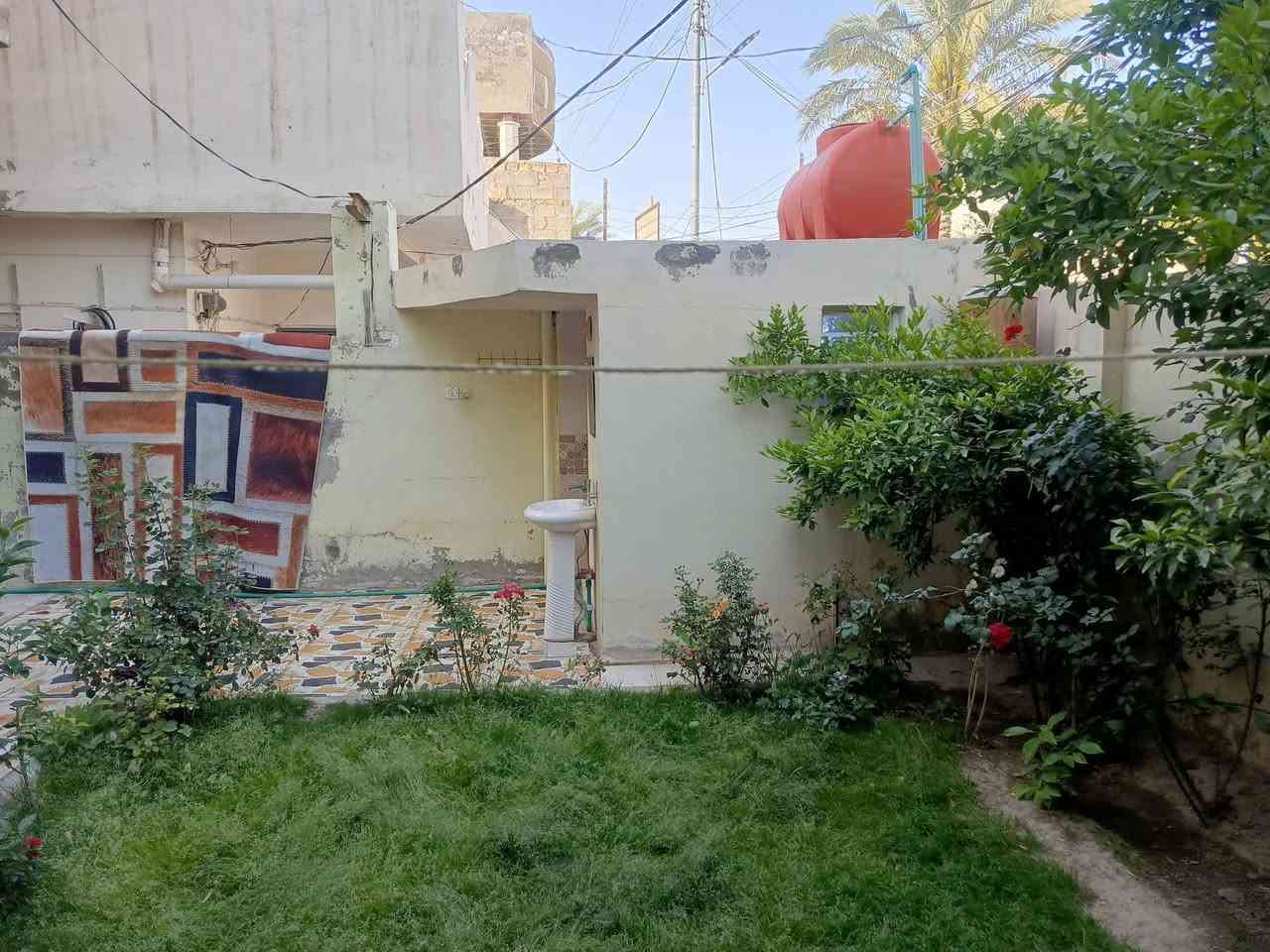 ملاحظة..((( تستلم الدار فورا بعد الشراء بدون انتظار  ))).. سعر الدار مناسب قياسا بالمنطقة وخدماتها 

🏡 دار للبيع في بهرز – حي السلام (قرب أسواق السلام ومتوسطة الصديق ) 
(ملاحظة البيت للبيع فقط ) ...

فرصة مميزة لامتلاك منزل بموقع هادئ وقريب من الخدمات 👇

📐 المساحة: 200 متر
📄 الملكية: طابو ملك صرف باسمي – قابل للتحويل المباشر
🏠 البناء: طابوق – طابقين

🔹 تفاصيل الطابق الأول:
استقبال + صالة + مطبخ
غرفتين نوم
صحيات مع حمام داخلي وخارجي

🔹 تفاصيل الطابق الثاني:
غرفتين نوم
صحيات + حمام

📍 الموقع قريب من أسواق السلام وجميع الخدمات

📞 للاستفسار والتفاصيل أكثر:
***********

#عقارات #بيع_دار #بهرز
