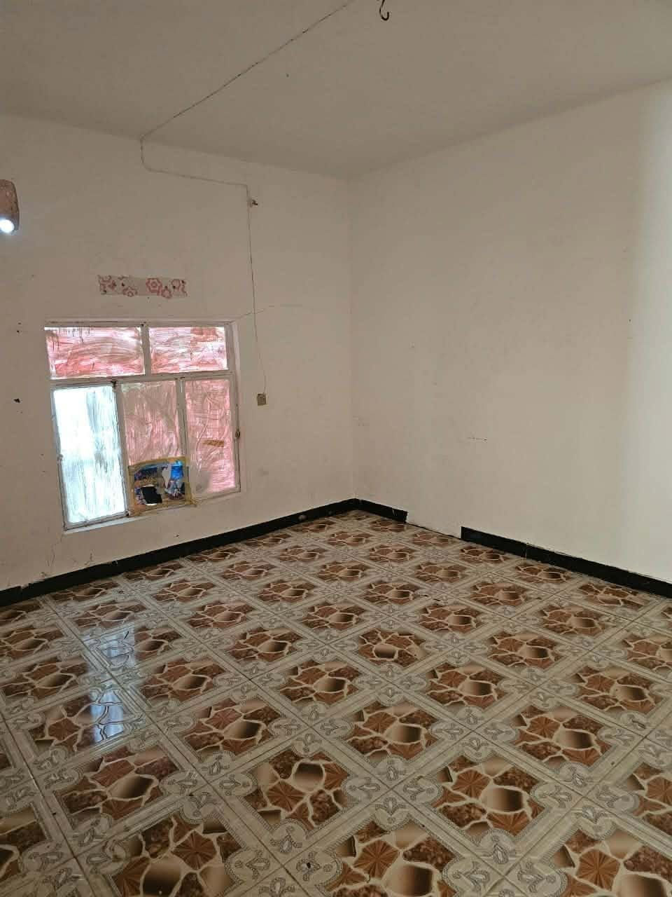 بيت للبيع طابو صرف في المجد قرب مركز الشرطه المجد يم الروضه مساحه البيت 
٣٠٠م يتكون البيت من ستقبال + ٣ غرف + هول + مطبخ + مخزن + مساحه كدام البيت+حمامات
كافه الخدمات متوفره 
سعر البيت او الاستفسار تصال على هذا رقم ***********
