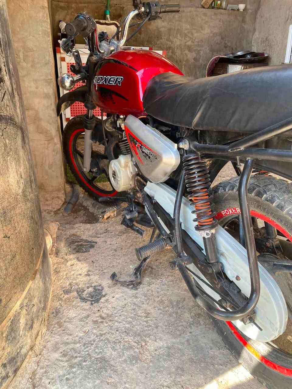 سلام عليكم شباب دراجه بوكسر 2018 اوراق كامله بيه خيط بخار عوزه تجفيت سعر 600 وبيه مجال ما متواجد فيس بس رقم ***********
