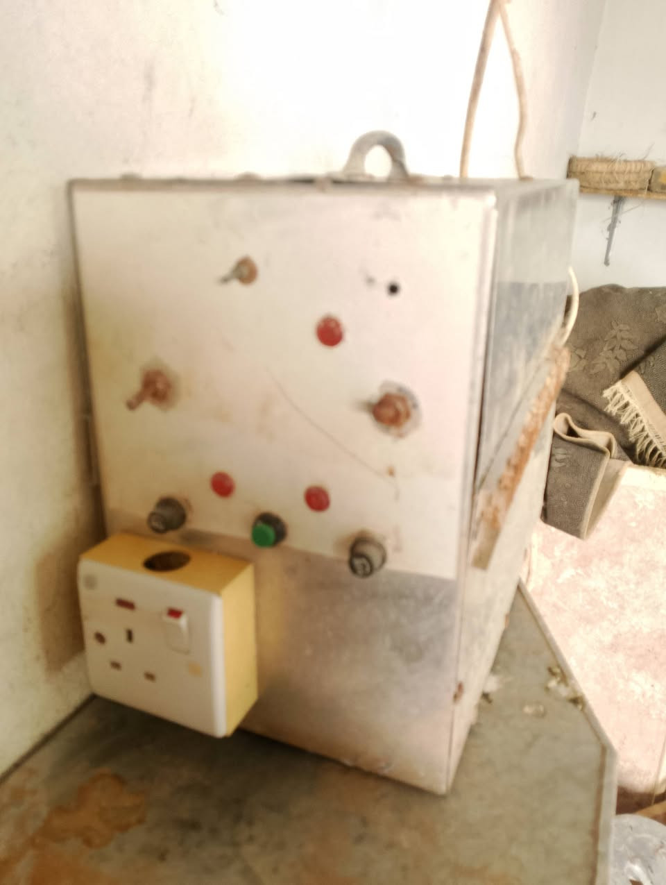 هذني مال طاقة شمسيه مااعرف اسمهن شغالات ب125وبيهن مجال بسيط
***********

