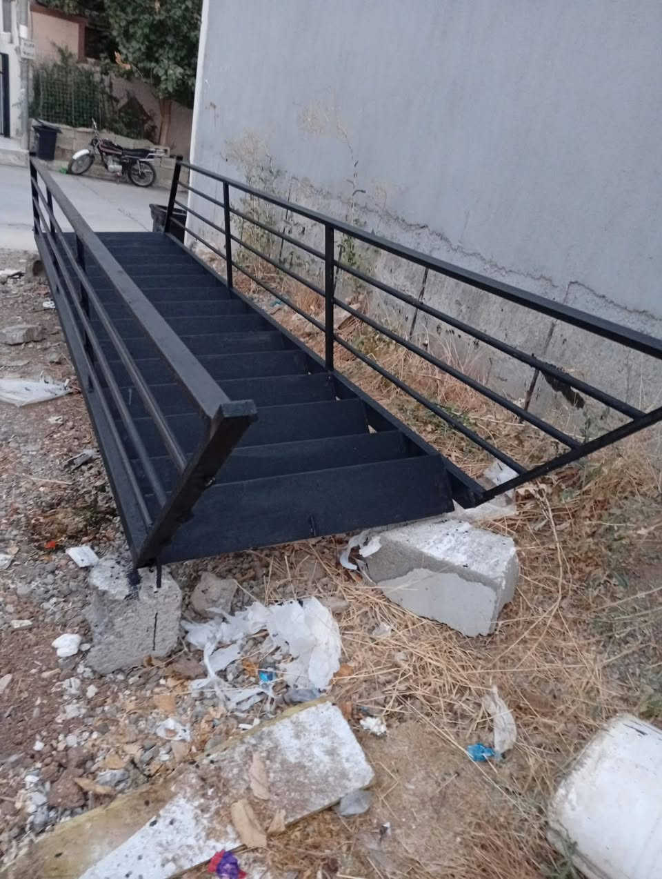 4.5م درێژە
1م پانە
30سم پلیکانەکان پانن
ئاسن و پلێتی کۆنە  زۆر تۆکمە و باشە
ناونیشان ڕانیە
***********
