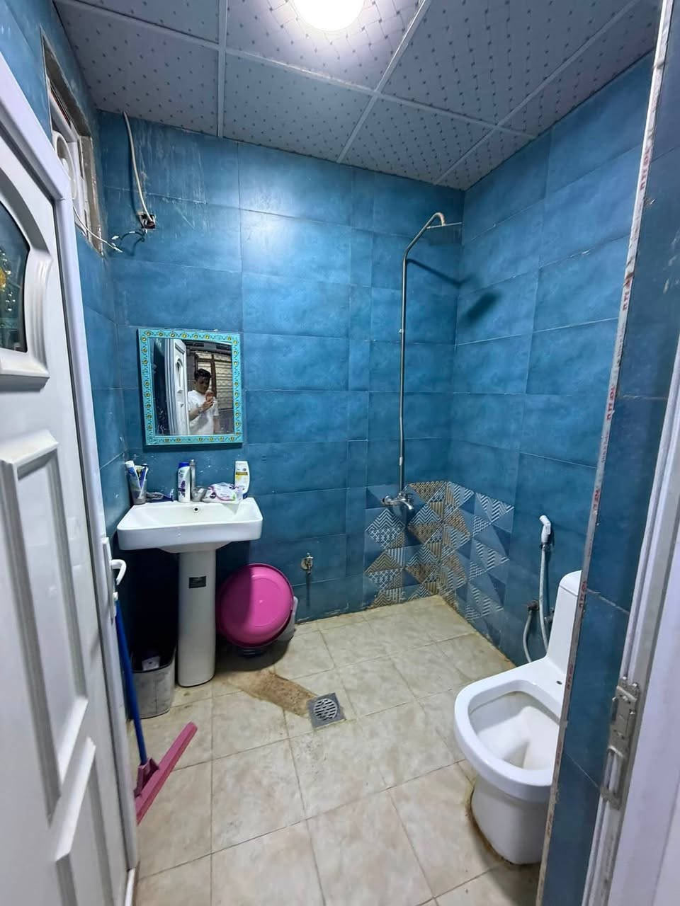 🏡 شقة طابق أرضي معزولة للإيجار
مؤثثة بالكامل، غرفتا نوم، صالة، مطبخ، وحمام.
📍للإيجار في المنصور
📞 ***********
