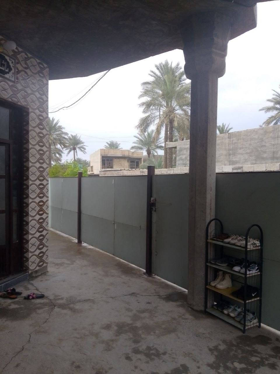 بيت للبيع مساحته 400م طابو زراعي سند 25متكون من غرفتين نوم واستقبال وصاله ومطبخ وصحيات وحديقه جانبيه بناء طابوك والارضيه كاشي العنوان ابو غريب الناحيه البستان للاستفسار على واتساب مع صاحب الدار ***********
