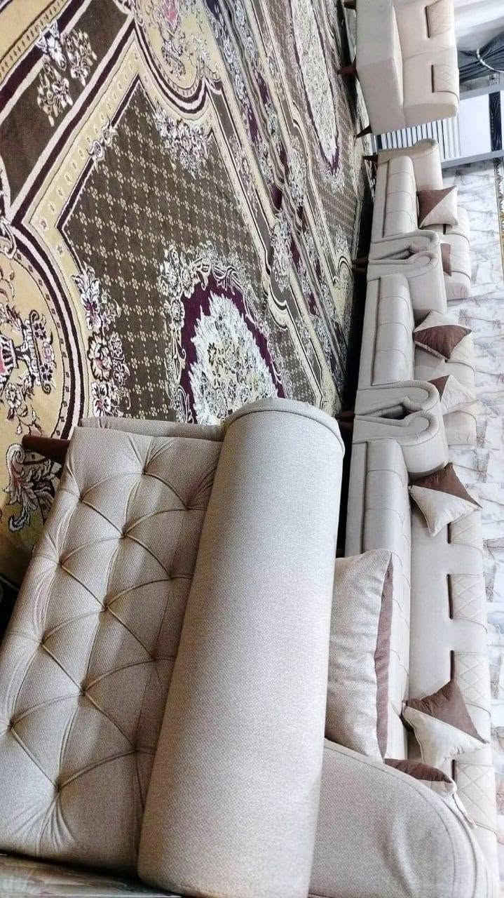 من رخصة ألادمن
عيني تخم ديوان كورنر ٢٠ طول ١٤ متر ونص تفصال بمعنى الكلمه درجه اولى جديد شغل معمل احنه مشتغليه
لون أوف وايت مطعم ب جوزي موديل جكليته بيه قنفتين مفصوله مع زاويه وحده مثل ماموضح بالصور يوصلك اي اختلاف عن تفاصيل يرجع  شراي يتصل *********** متوفر واتساب أو مراسله الخاص

