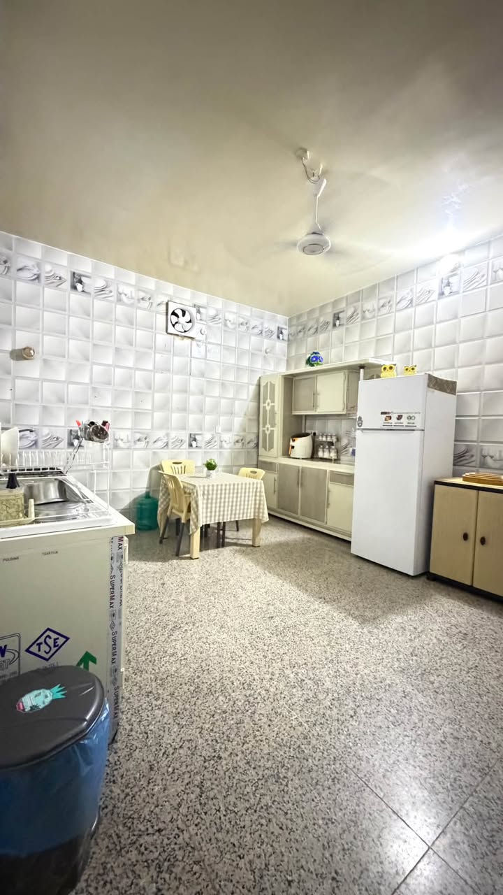 دار للبيع للبيع
مساحته 221 م بيت ركن 

📍الموقع/ شارع المدرسه الدنيه 

البيت مقسوم مشتملات اثنين 

المشتمل الاول طرمه صغيره استقبال صاله مطبخ غرفتين نوم صحيات داخليه وخارجيه 

المشتمل الثاني 

كراج سياره مطبخ صاله غرفتين نوم صحيات داخليه 

للاستفسار مراسله عالخاص اول الاتصال لمعرفه السعر.  ***********.
