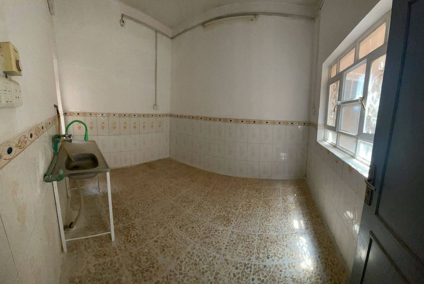 شقتان للإيجار في حي المتنزه - موقع مميز بالقرب من جسر الدوب 🏠
​تتوفر شقتان للراغبين بالسكن في منطقة هادئة 
​تفاصيل كل شقة:
​عدد الغرف: غرفتان نوم 
​الصالة: مطبخ ..حمام 
السعر 550 اقل كل شقة 
​الموقع: حي المتنزه - بالقرب من جسر الدوب.
​📞 للتواصل والاستفسار .(***********)
