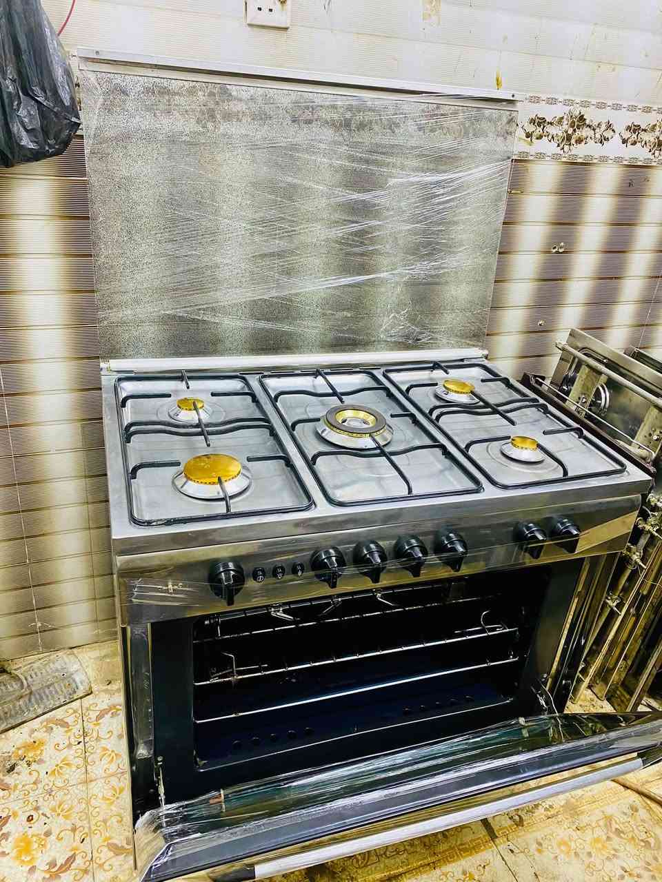 السلام عليكم
طباخ فريش مصري باله نضيف كلش شغال كامل خمس عيون وفرن سعره 250 وبي مجال بسيط 

***********
