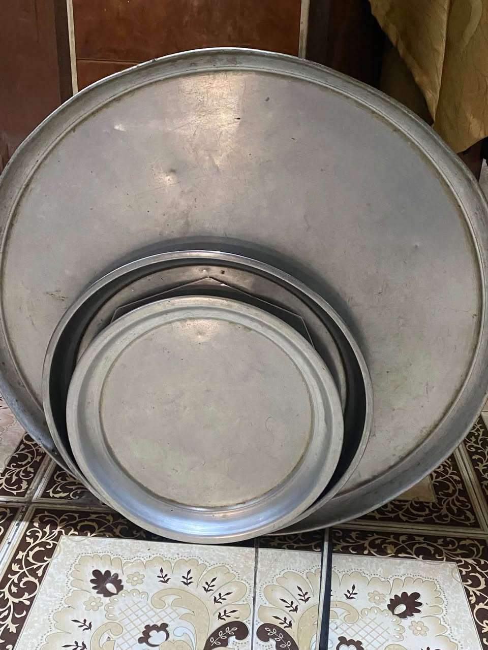 مكناسه كهربائيه • شبه جديد • صواني