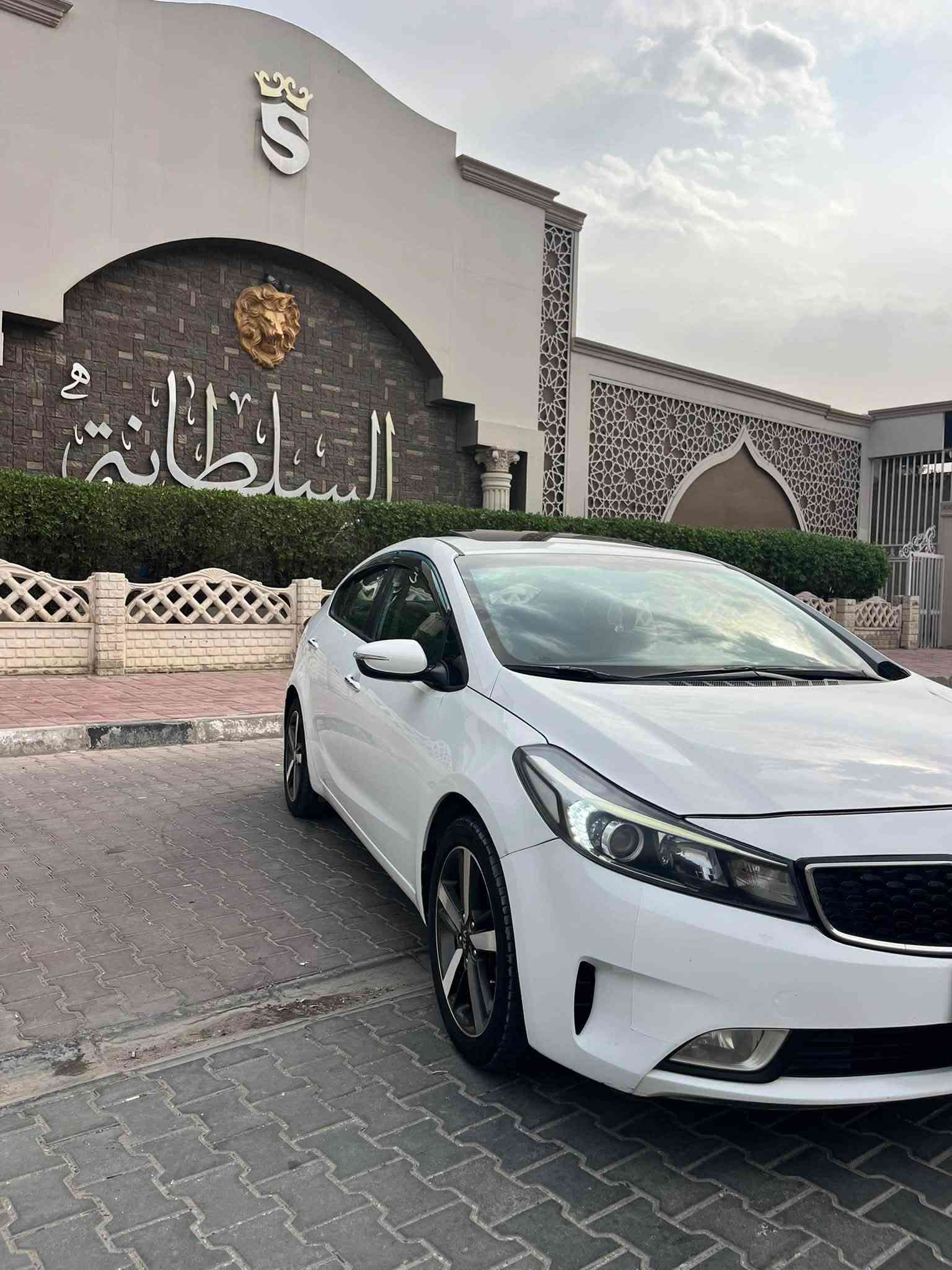 السلام عليكم 
سيراتو 2017 خليجي 
مكفوله كفاله عامه 
عدى باردين بخشم البنيد اصبعين وبارد اصبع بالعتبه وكارت جوه قبق البانزين جداً بسيطات 
السياره جديده مال بيت كير مكفول محرك خير من الله لاتنقيص ولاتبخير شرط
فوول مواصفات 
مكينه 2000 دوش
السياره حلوه وجديده 
 بالحقيقه احلا من صور  
مكانها نجف 📍

اتصال ☎️ 
***********
