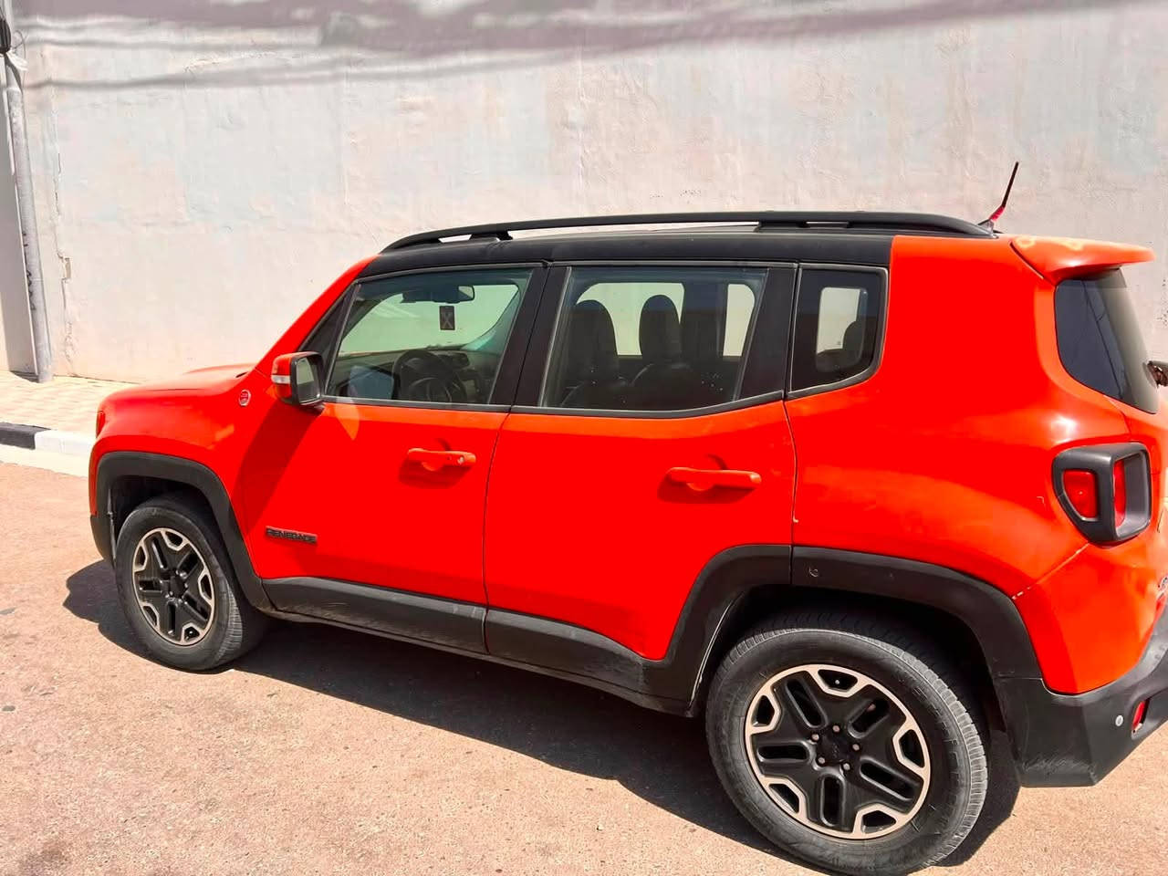 جيب رينيكد trail rated ٢٠١٧  فول مواصفات اعلى فئة Trail Hawk 
- فور ويل 
- ⁠تبريد منفصل
- ⁠انظمة قيادة متعددة snow mud rock 
- ⁠سقف بانوراما 
- ⁠محرك ٢٤٠٠ 
- ⁠جامات autohold 
- ⁠اشارات بلمرايات الجانبية
- ⁠مقاعد جلد
- ⁠تدفئة مقاعد 
- ⁠تدفئة ستيرن 
- ⁠تحكم ستيرن
- ⁠كير طيارة ٩ نمر
- ⁠roof بلاك توب
- ⁠سيارة داخل لونين
- ⁠شاشة لمس مع كامرا خلفية
- ⁠حادثها خارج العراق جاملغ خلف السايق
- ⁠وداخل العراق جمالغ جهة الصدر حادث بسيط 
- ⁠رقم اربيل 
- ⁠ماشية 94,000 mile 
- ⁠للتواصل ***********
- ⁠السيارة مكانها كربلاء

