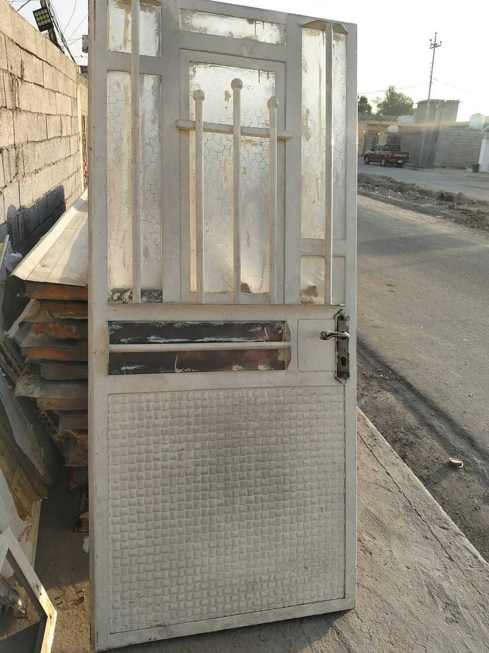 باب وشباك حديد ثقيل درجة اول تفصال
وباب بلاستك جديد  ***********
