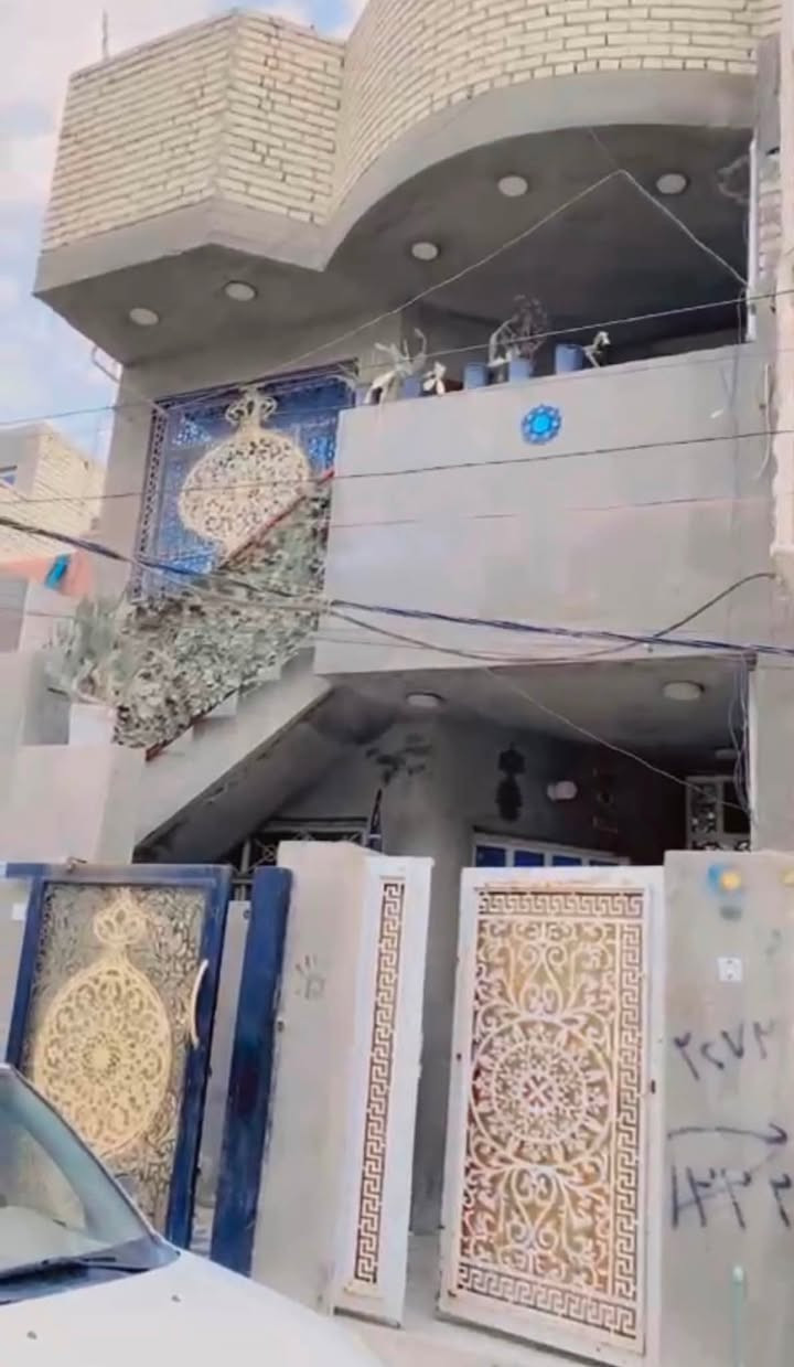 بيت معزول طابق ثاني 100 متر للايجار في منطقة الخطيب الزراعي جديد غرفتين واستقبال ومطبخ وحولي وحمام وسطحين قرب شارع الضغط الرئيسي شارع جامع الامامين فقط عائلة صغيرة *********** الايجار 425 
ملاحظة / رجاءً لا اعلق الي ما فيدة
