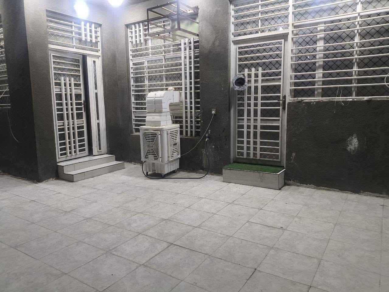 السلام عليكم للبيع بيت بحي المهندسين المساحه 260 غرف نوم ٢ سويت حمام هول ٤/٨ وصاله ٤/٥ ومطبخ حار وبارد ومضيف ٩/٤ بناء طابوك اول شارع حديث السعر ٨٠ بي مجال بسيط اللاستفسار اتصال *********** مراجعه مكتب النوارس شارع مستشفى ***********

