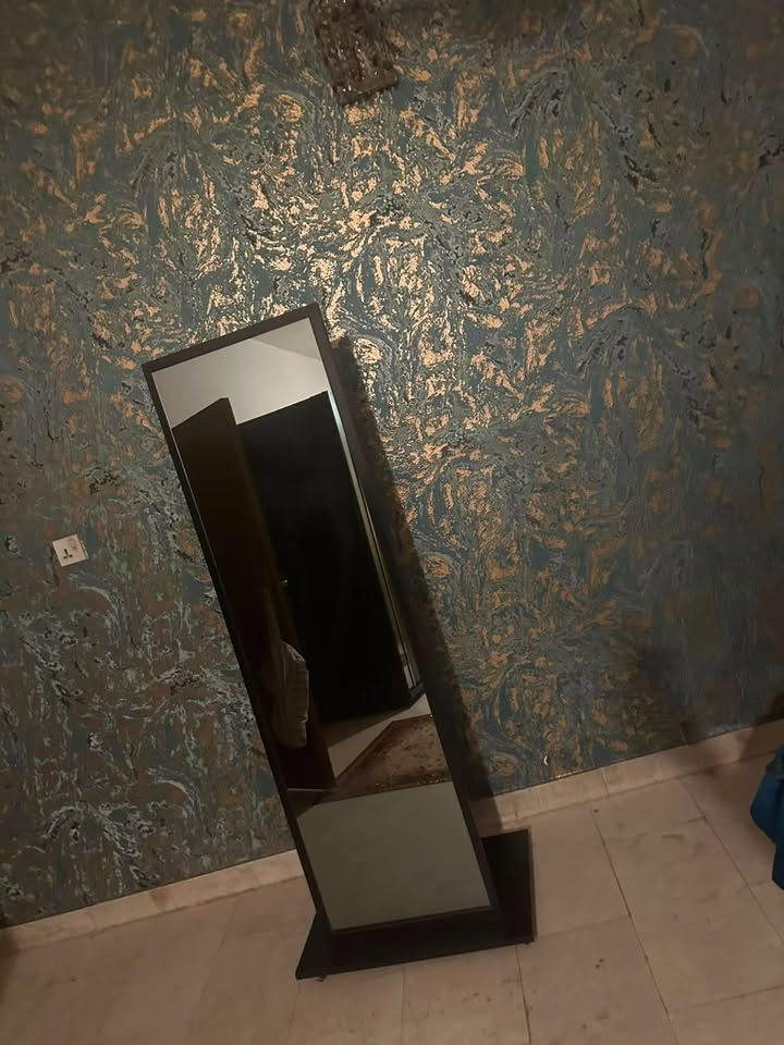 السلام عليكم عندي هاي الغرفة نظيفه وثكيلة اي كسر مابيها اريد أبيعها. ب ٥٠٠ مكاني الدورة حي الصحة 

***********
