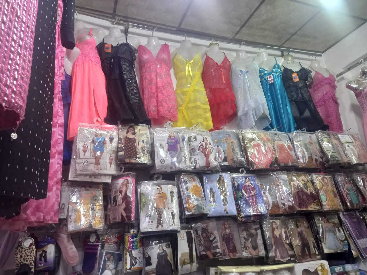 محل للبيع البسه نسائيه تجهيز عرائس تفاصيل على الرقم ***********
