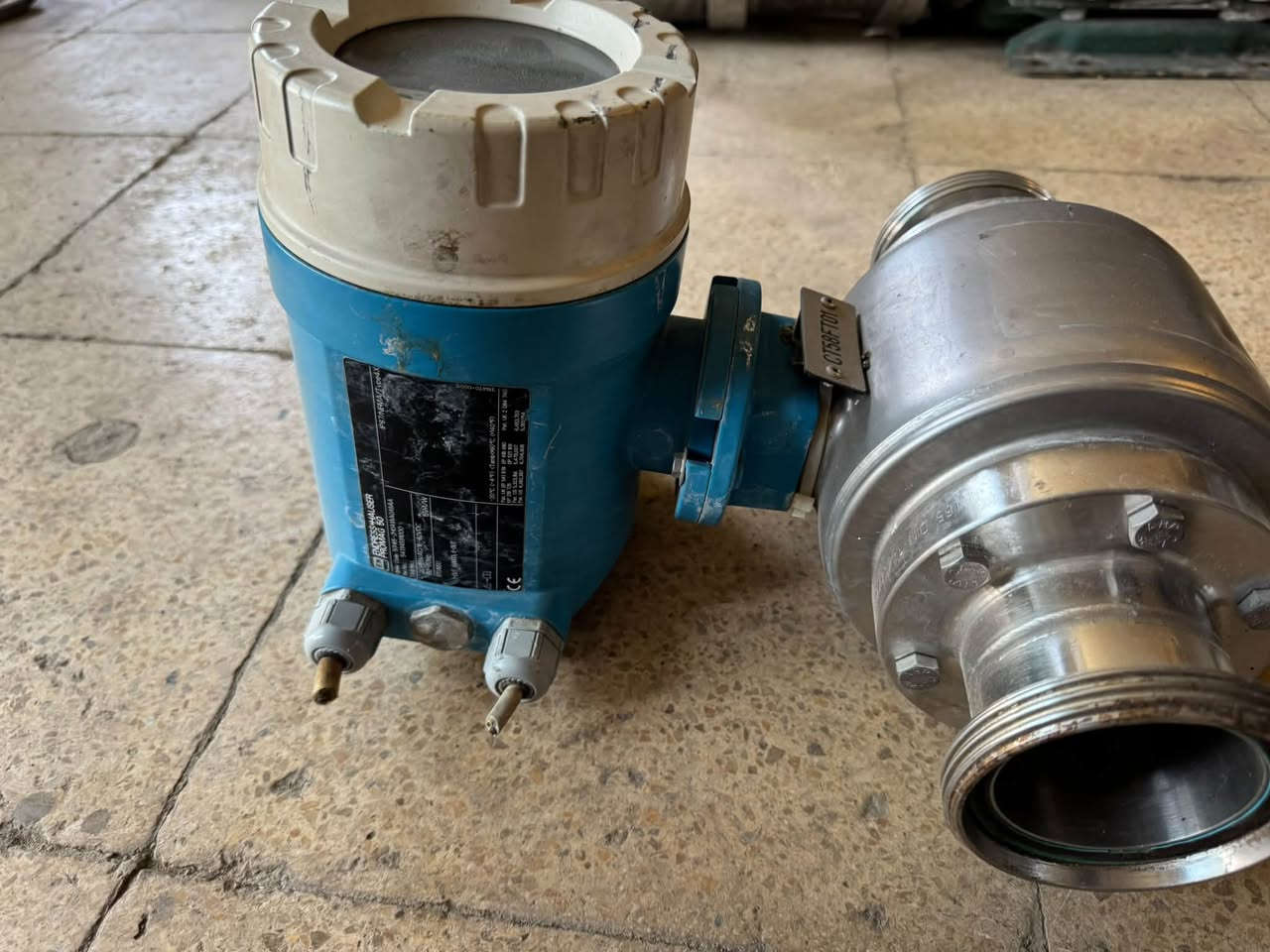 للبيع: فلوميتر (مقياس تدفق) ألماني أصلي من شركة Endress+Hauser
 الموديل: Promag H (Promag 50) صحي واستنلس ستيل. 316
 الحجم: 2 إنج (DN 50).
 المواصفات: مخصص للخطوط الصحية (الدوائية، الألبان، العصير، والمي النقية) مع شهادات تعقيم أصلية وشاشة ديجيتال.
***********

