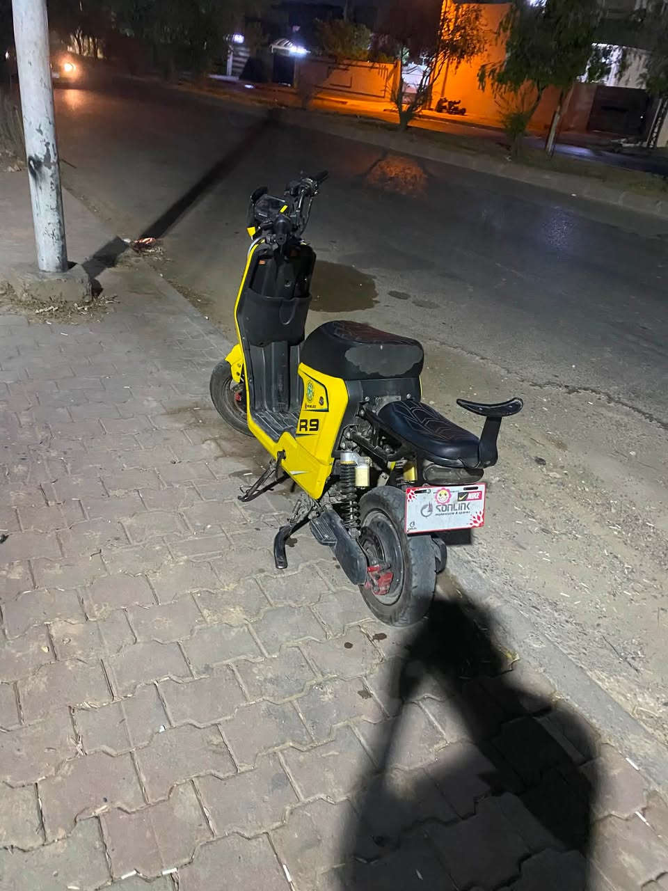 سلام عليكم دراجة ار تسعة لون اصفر موديل٢٦مثل ما موضح بل صور خمس بطاريات لوحدة٣٢امبير دراجة نضيفة بس متروكة كامل شغال شرط لفحص تاير تعبان يحتاج تبديل جامرلغ ورة وكدام يحتاج فقط سعر ٣٥٠بي مجال قليل مكاني كركًوك حي نصر رقم ***********
