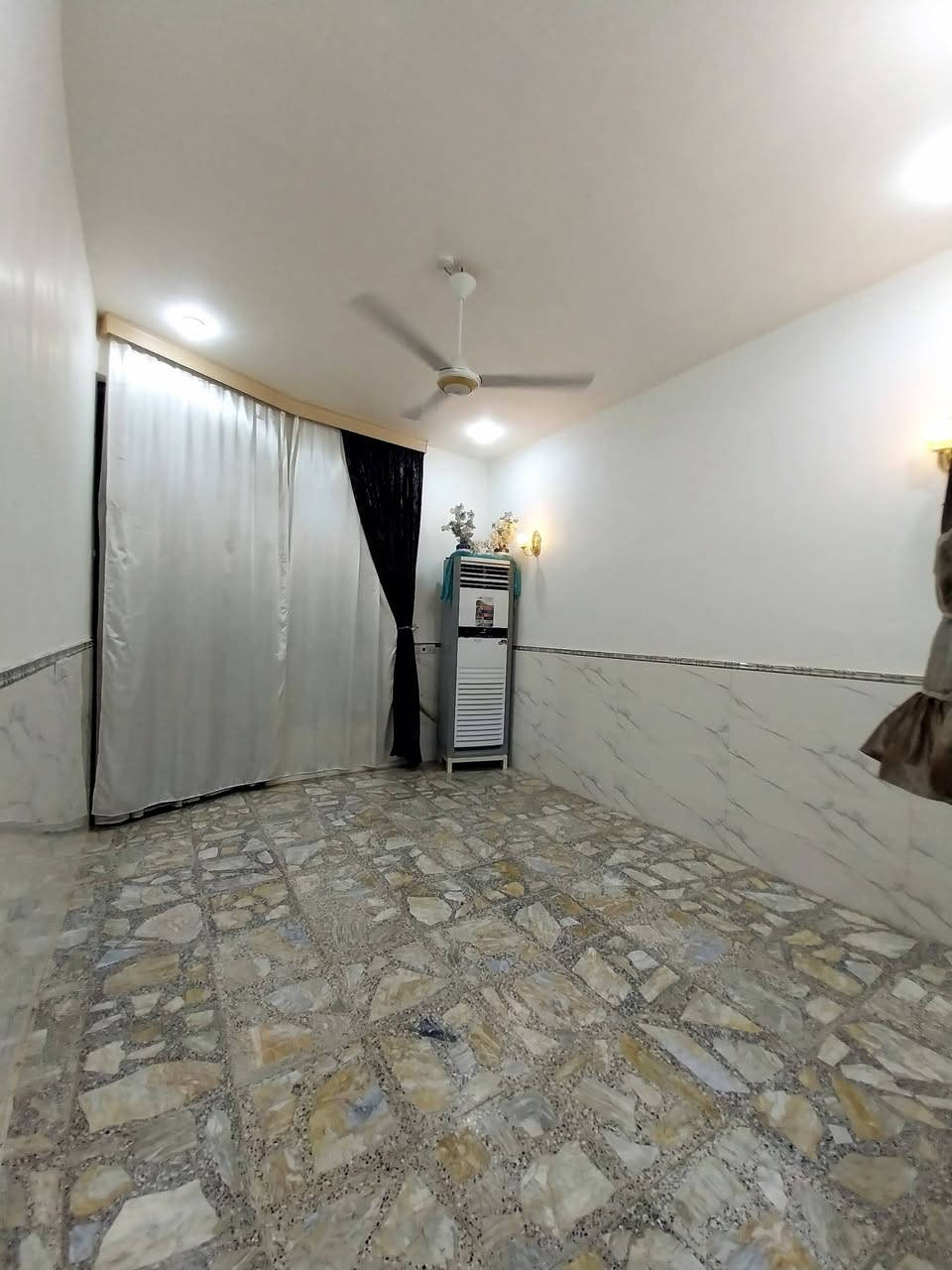 بيت للبيع طابقين و يحتوي على استقبال وصاله ومطبخ حار وبارد وغرفتين نوم وصحيات المساحه ٨٠متر مربع  طابو صرفي العنوان منطقه الجديده قرب كراج بغداد السعر ٦٧ 
رقم الموبايل ***********● ***********
