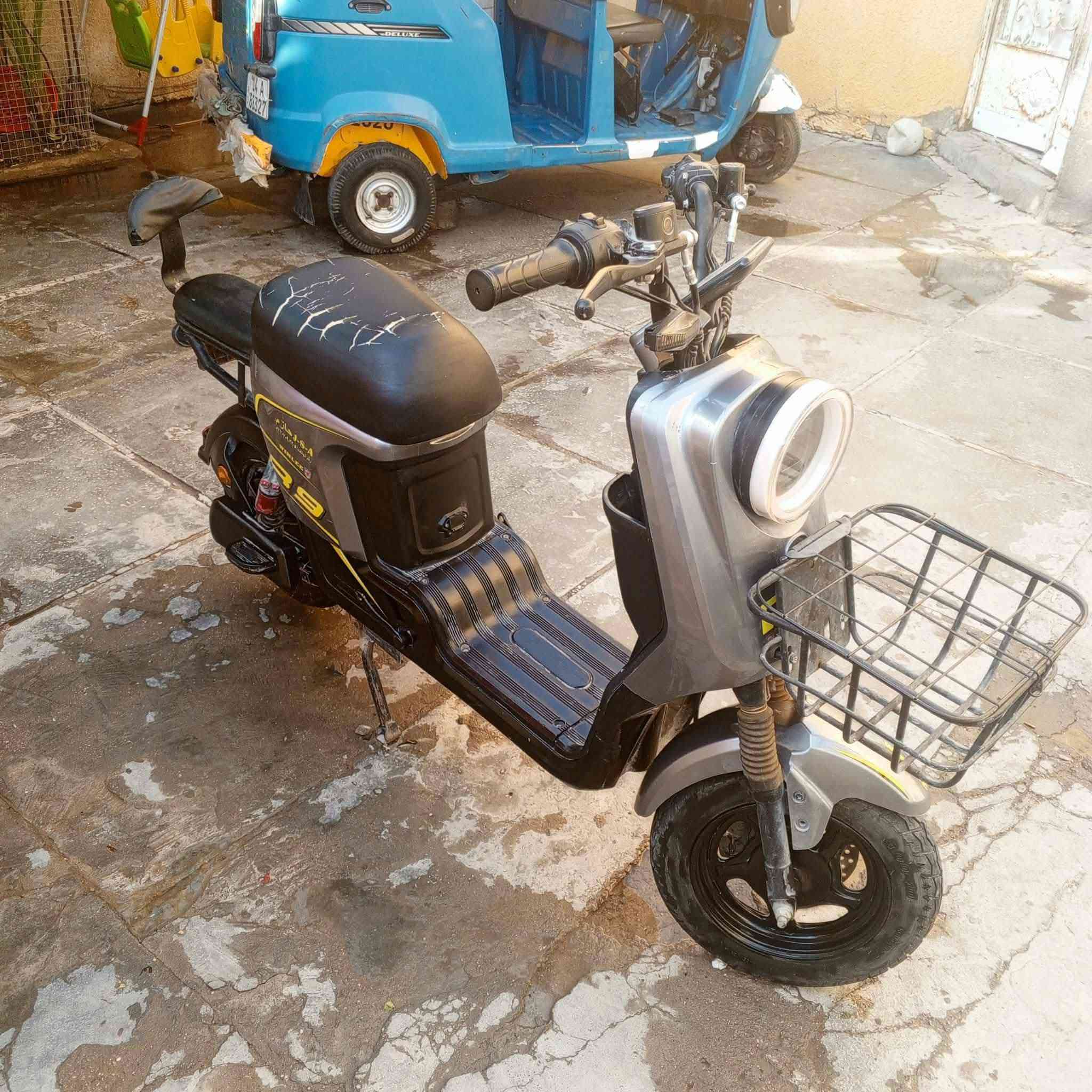 سلام عليكم دراجه شحن ار 9/نضيف سعر 250المكان طريق حمدان مقابل السجن المركزي ***********

