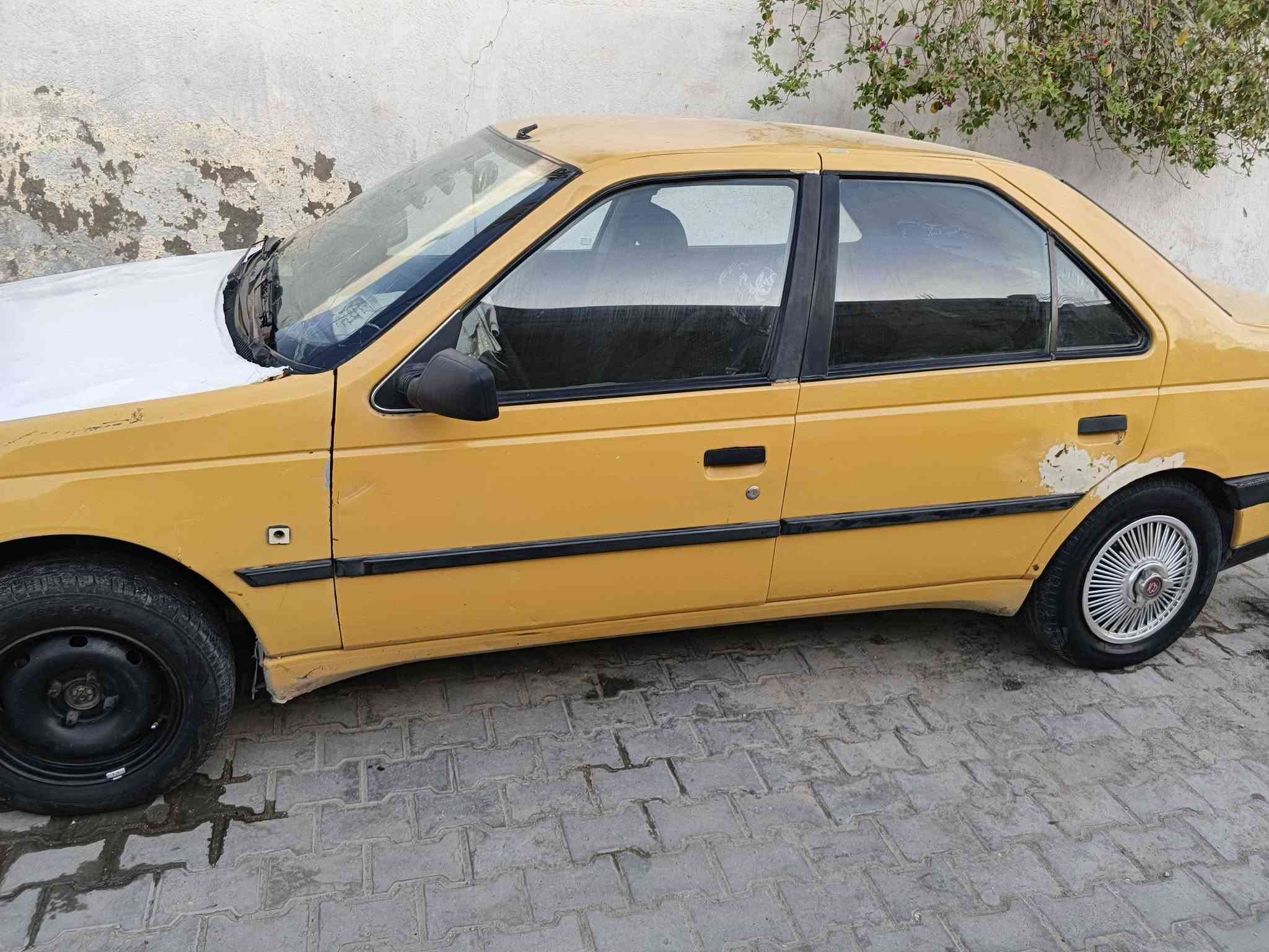 سياره بيحو ٤٠٥ للبيع السياره نظيفه بيه بس المحرك كايم يرادله تجفيت وبس السعر مناسب كلش وهذا رقمي ***********
